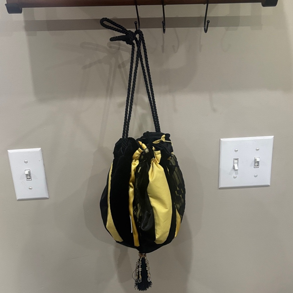 Willaminas bag shop Black and Yellow Drawstring Bag w tassels